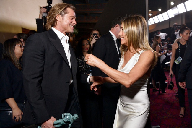 Khoảnh khắc nóng nhất đầu năm 2020: Brad Pitt &quot;tay bắt mặt mừng&quot; vui cười hạnh phúc khi tái ngộ vợ cũ Jennifer Aniston - Ảnh 1.
