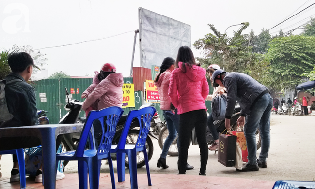 Hành khách chờ đón xe trong ngõ 70 Nguyễn Hoàng
