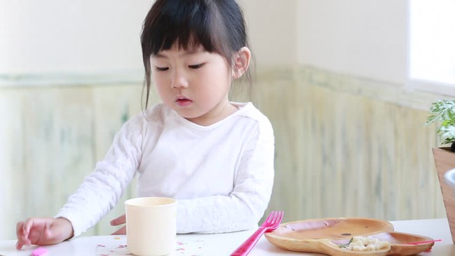 Chuyên gia gợi ý bố mẹ cách hạn chế trẻ ăn bánh kẹo trong ngày Tết - Ảnh 2.
