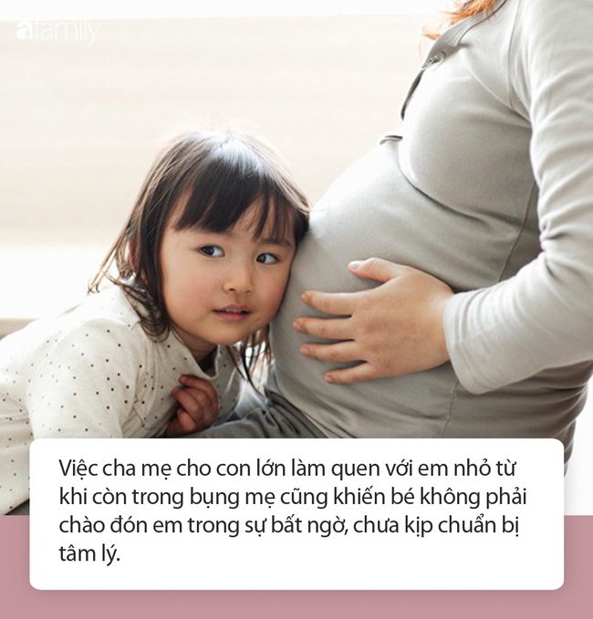 Mỗi lần anh trai ôm hôn là em gái 3 tháng lại khóc ré lên khiến ai cũng khó hiểu, đến khi mở quần áo của con gái ra xem người mẹ không khỏi hốt hoảng - Ảnh 3.