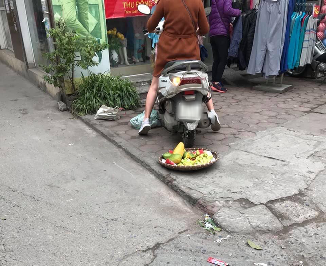 Phi xe cán nát sọt hoa quả của người bán hàng rong vì trót để hàng trên vỉa hè gần cửa hàng của mình, chủ shop còn thái tỏ thái độ hách dịch - Ảnh 2.