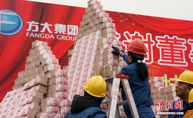Muôn kiểu thưởng Tết độc lạ của các công ty Trung Quốc: &quot;Núi&quot; tiền 990 tỷ, vàng miếng, cần tây và cả... quan tài! - Ảnh 3.