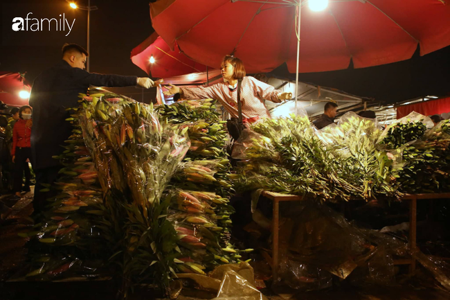 Chợ hoa Quảng An đông &quot;nghẹt thở&quot;, người dân cùng thương lái tất bật thâu đêm - Ảnh 11.