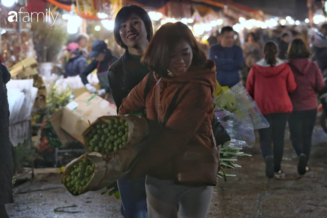 Chợ hoa Quảng An đông &quot;nghẹt thở&quot;, người dân cùng thương lái tất bật thâu đêm - Ảnh 14.