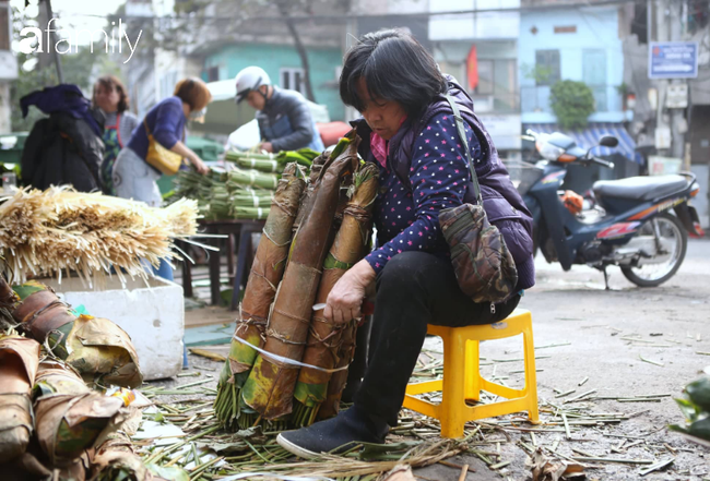  Chợ lá dong lâu đời nhất Hà Nội dịp giáp Tết giá mềm hơn nhưng thưa thớt người mua - Ảnh 3.