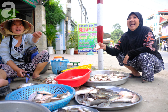 Cuối năm lạc vào &quot;ngôi làng phụ nữ&quot; kỳ lạ ở An Giang: Đến đi chợ cũng trùm kín mà nụ cười thì dễ thương quá đỗi! - Ảnh 3.