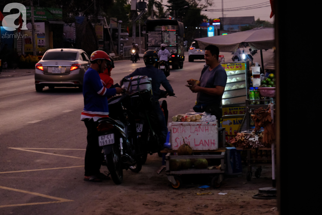 Chính thức được nghỉ Tết, hàng ngàn người lại đội nắng, hít bụi &quot;trường chinh&quot; về miền Tây - Ảnh 15.