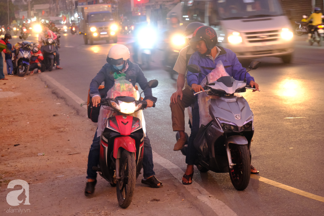 Chính thức được nghỉ Tết, hàng ngàn người lại đội nắng, hít bụi &quot;trường chinh&quot; về miền Tây - Ảnh 16.