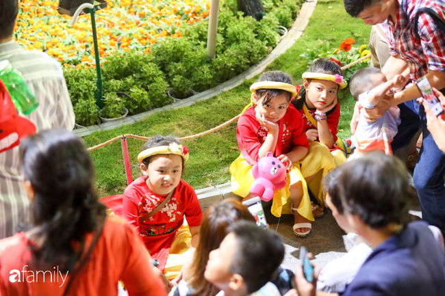 Hàng nghìn người đổ xô đi dự khai mạc đường hoa Nguyễn Huệ, nhiều em bé nhỏ bị chen lấn đến bật khóc vì ngộp thở - Ảnh 12.