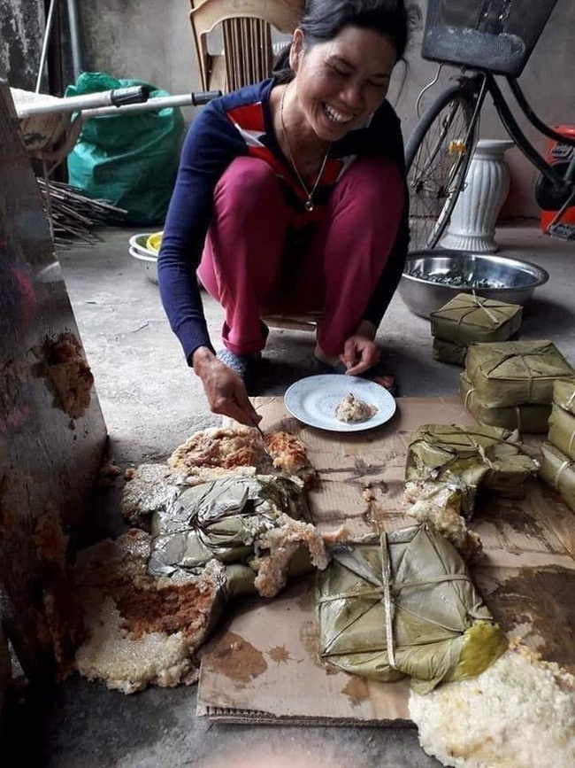 Cả nồi bánh chưng chuẩn bị cho Tết bị luộc hỏng, nát bét hết cả, nhưng thái độ của người phụ nữ luộc bánh mới gây bất ngờ - Ảnh 2. Cả nồi bánh chưng chuẩn bị cho Tết bị luộc hỏng, nát bét hết cả, nhưng thái độ của người phụ nữ luộc bánh mới gây bất ngờ - Ảnh 2.