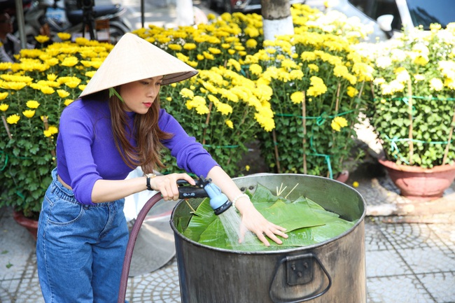 Những ngày giáp Tết Nguyên Đán, Mỹ Tâm quây quần nấu bánh và làm mứt bên gia đình sau chuyến từ thiện ý nghĩa tại quê nhà - Ảnh 8.