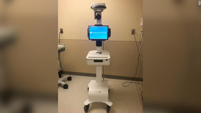 Lo lắng nhân viên y tế bị lây nhiễm khi chăm sóc bệnh nhân Coronavirus, Mỹ trang bị robot trực tiếp điều trị thay thế con người - Ảnh 2.