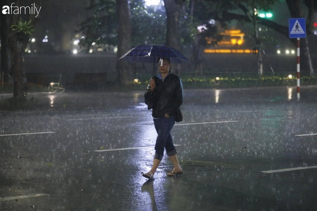 Đêm 30 Tết Hà Nội mưa như trút nước, người dân đổ xuống đường thưa thớt - Ảnh 2.