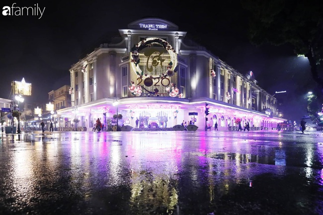 Đêm 30 Tết Hà Nội mưa như trút nước, người dân đổ xuống đường thưa thớt - Ảnh 7.