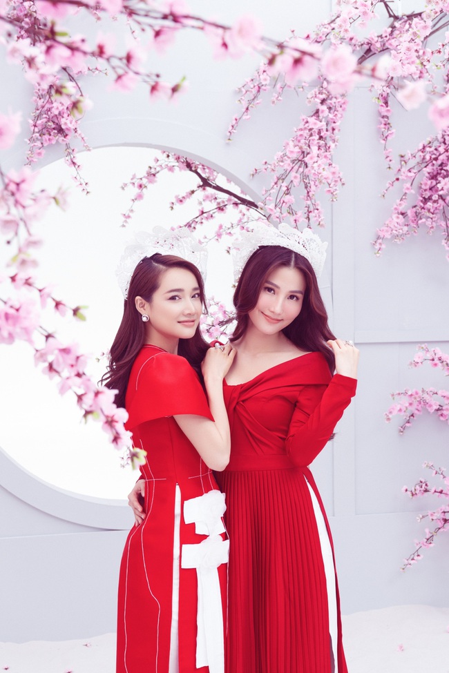 Bộ ảnh mang hơi thở của những cô gái yêu tự do và yêu bản thân, được truyền cảm hứng từ áo dài qua các thời kỳ. Áo dài cách tân vừa đủ sức thay thế đầm dạ tiệc, mà vẫn thừa sang trọng xa hoa, lại hoàn toàn có thể là bộ cánh dạo phố thời thượng chỉ với chút biến tấu. Bộ ảnh mang hơi thở của những cô gái yêu tự do và yêu bản thân, được truyền cảm hứng từ áo dài qua các thời kỳ. Áo dài cách tân vừa đủ sức thay thế đầm dạ tiệc, mà vẫn thừa sang trọng xa hoa, lại hoàn toàn có thể là bộ cánh dạo phố thời thượng chỉ với chút biến tấu.