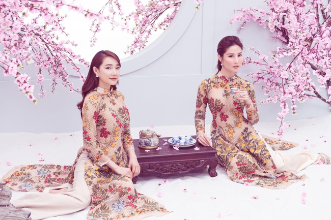 Mặc dù công việc cuối năm bận rộn nhưng vào ngày 27 Tết, hai cô gái sinh năm 90 vẫn cố gắng dành thời gian cùng với ekip lên ý tưởng và thực hiện một bộ ảnh thật sự ý nghĩa. Mặc dù công việc cuối năm bận rộn nhưng vào ngày 27 Tết, hai cô gái sinh năm 90 vẫn cố gắng dành thời gian cùng với ekip lên ý tưởng và thực hiện một bộ ảnh thật sự ý nghĩa.