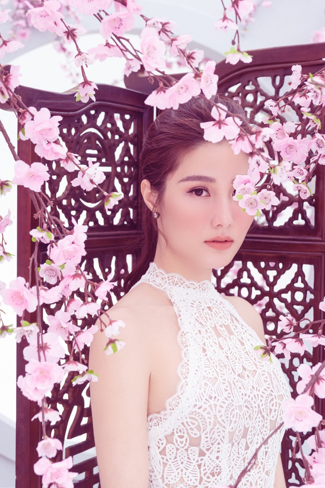 Người đẹp từng thổ lộ, dự án phim truyền hình của VFC như cái duyên giúp cô có cơ hội học hỏi về diễn xuất. Hơn nữa môi trường sống và làm việc tại miền Bắc trầm lắng hơn so với sự sôi động của Sài Gòn khiến cô thay đổi khá nhiều. Người đẹp từng thổ lộ, dự án phim truyền hình của VFC như cái duyên giúp cô có cơ hội học hỏi về diễn xuất. Hơn nữa môi trường sống và làm việc tại miền Bắc trầm lắng hơn so với sự sôi động của Sài Gòn khiến cô thay đổi khá nhiều.