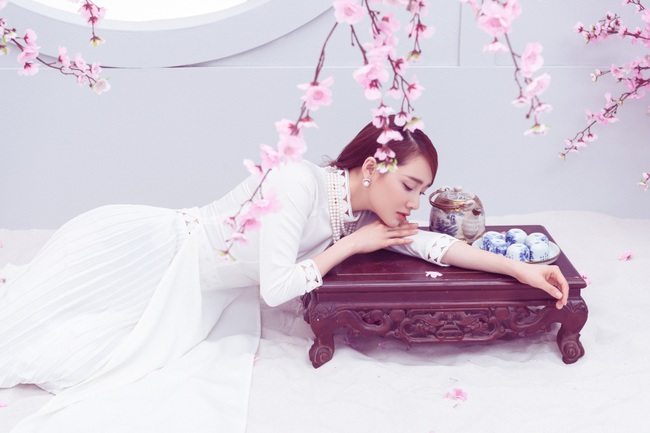 Bước chân vào showbiz, Nhã Phương xây dựng hình tượng băng thanh ngọc khiết. Bao năm qua, xuất hiện trước công chúng vẫn là một Nhã Phương hiền lành, nhu mì, gắn liền với những chiếc đầm thướt tha và phong cách trang điểm nhẹ nhàng. Bước chân vào showbiz, Nhã Phương xây dựng hình tượng băng thanh ngọc khiết. Bao năm qua, xuất hiện trước công chúng vẫn là một Nhã Phương hiền lành, nhu mì, gắn liền với những chiếc đầm thướt tha và phong cách trang điểm nhẹ nhàng.
