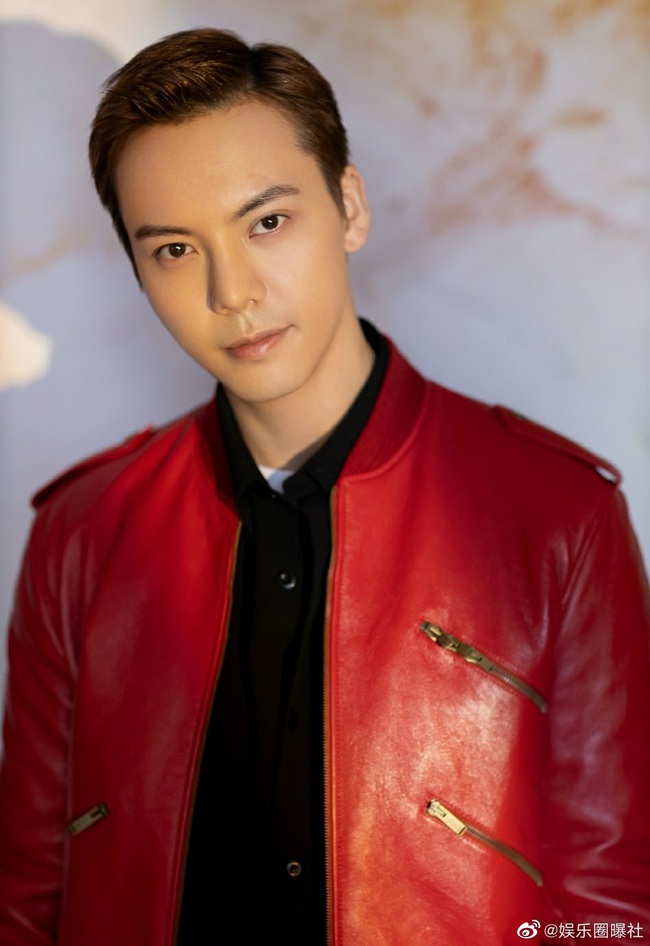 Giữa lúc "dịch bệnh Vũ Hán" bùng nổ, Trần Vỹ Đình đeo khẩu trang đi quay phỏng vấn show phát Giao thừa - Ảnh 7. Giữa lúc "dịch bệnh Vũ Hán" bùng nổ, Trần Vỹ Đình đeo khẩu trang đi quay phỏng vấn show phát Giao thừa - Ảnh 7.