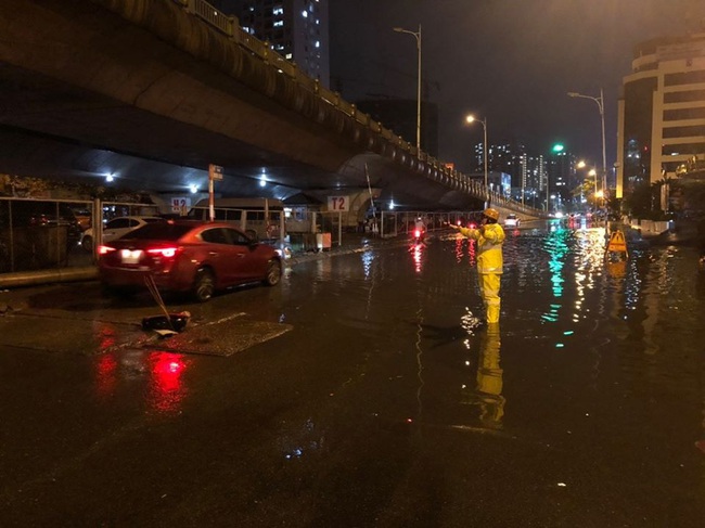 CSGT Hà Nội làm việc thâu đêm giao thừa trong trận mưa khiến các phố ngập sâu - Ảnh 4.