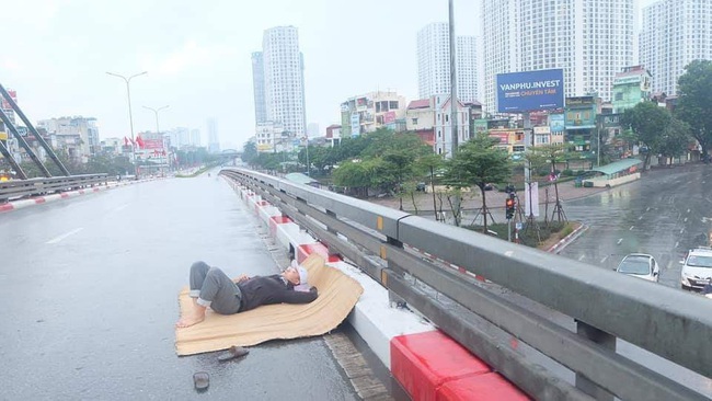 Muốn biết Tết Hà Nội vắng vẻ ra sao, hãy xem cách chàng trai chất chơi này trải chiếu nằm chơi giữa lòng đường - Ảnh 5.