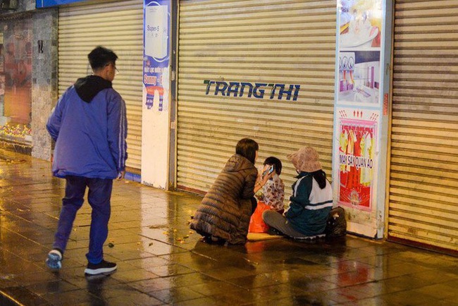 Đêm Giao thừa Hà Nội mưa lạnh, nhưng hành động của người đàn ông đi ô tô với 3 mẹ con ngồi bên đường khiến ai thấy cũng ấm lòng thay - Ảnh 2.