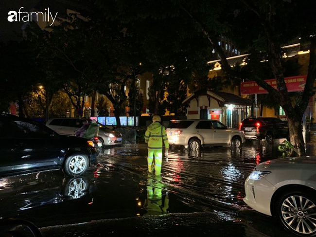 CSGT Hà Nội làm việc thâu đêm giao thừa trong trận mưa khiến các phố ngập sâu - Ảnh 1.