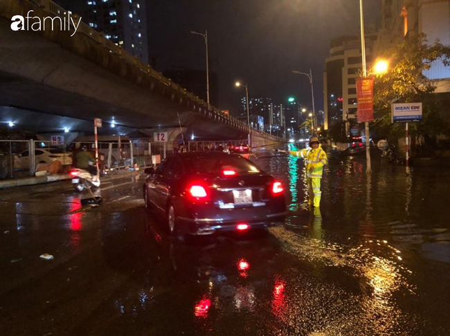 CSGT Hà Nội làm việc thâu đêm giao thừa trong trận mưa khiến các phố ngập sâu - Ảnh 2.