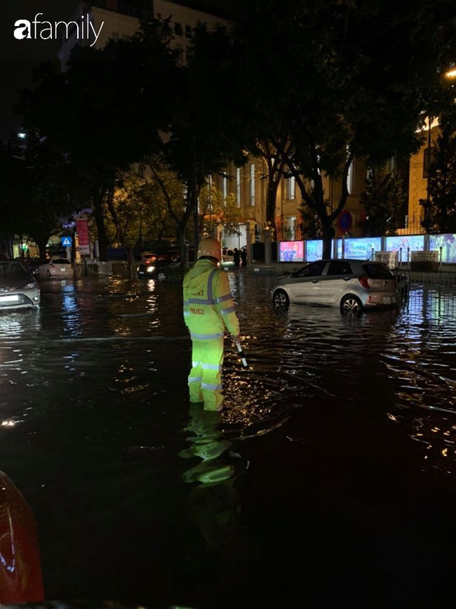 CSGT Hà Nội làm việc thâu đêm giao thừa trong trận mưa khiến các phố ngập sâu - Ảnh 3.