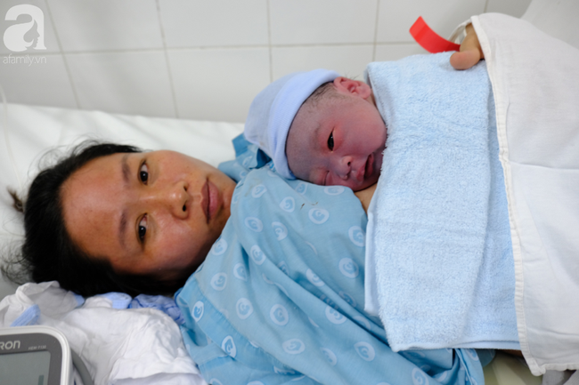 2 bé trai, 2 bé gái tại TP.HCM sinh đúng thời khắc đầu tiên của năm Canh Tý 2020 - Ảnh 3.