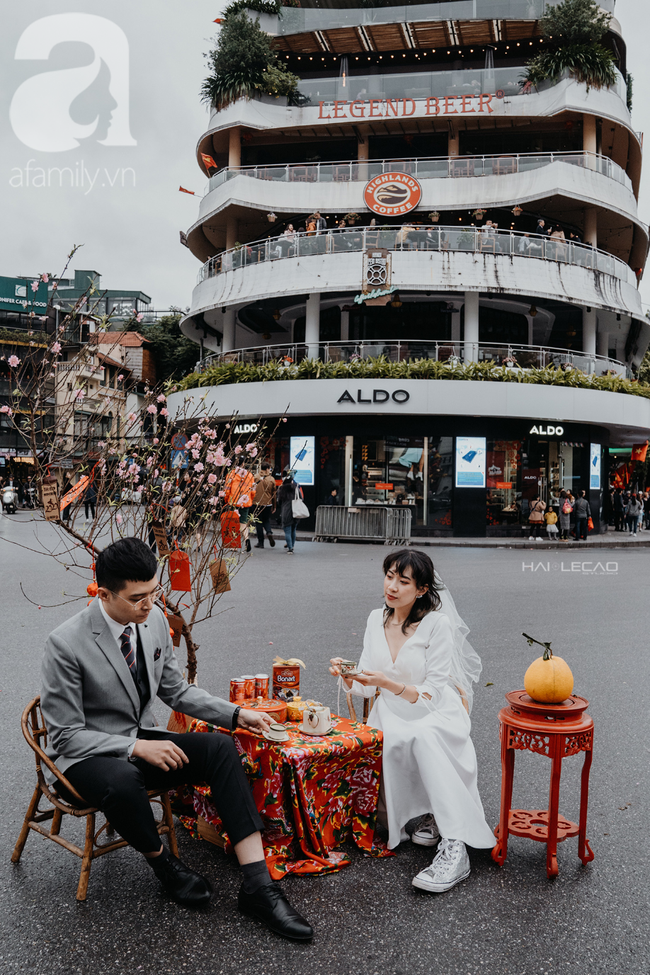 Mùng 1 Tết đã &quot;chơi lớn&quot; thế này thì ai chơi lại - Cặp đôi vác cả bàn ghế ra giữa đường thưởng trà, bất chấp mưa rét chỉ vì một lý do - Ảnh 2.