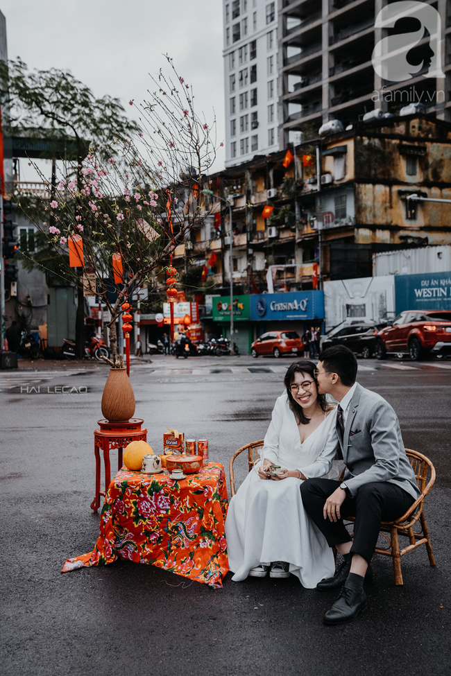 Mùng 1 Tết đã &quot;chơi lớn&quot; thế này thì ai chơi lại - Cặp đôi vác cả bàn ghế ra giữa đường thưởng trà, bất chấp mưa rét chỉ vì một lý do - Ảnh 5.