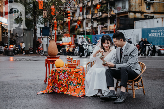 Mùng 1 Tết đã &quot;chơi lớn&quot; thế này thì ai chơi lại - Cặp đôi vác cả bàn ghế ra giữa đường thưởng trà, bất chấp mưa rét chỉ vì một lý do - Ảnh 6.