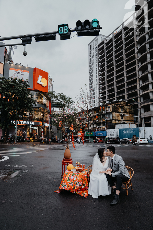 Mùng 1 Tết đã &quot;chơi lớn&quot; thế này thì ai chơi lại - Cặp đôi vác cả bàn ghế ra giữa đường thưởng trà, bất chấp mưa rét chỉ vì một lý do - Ảnh 7.