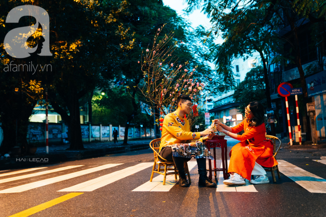 Mùng 1 Tết đã &quot;chơi lớn&quot; thế này thì ai chơi lại - Cặp đôi vác cả bàn ghế ra giữa đường thưởng trà, bất chấp mưa rét chỉ vì một lý do - Ảnh 8.