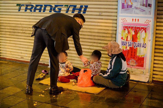 Đêm Giao thừa Hà Nội mưa lạnh, nhưng hành động của người đàn ông đi ô tô với 3 mẹ con ngồi bên đường khiến ai thấy cũng ấm lòng thay - Ảnh 3.