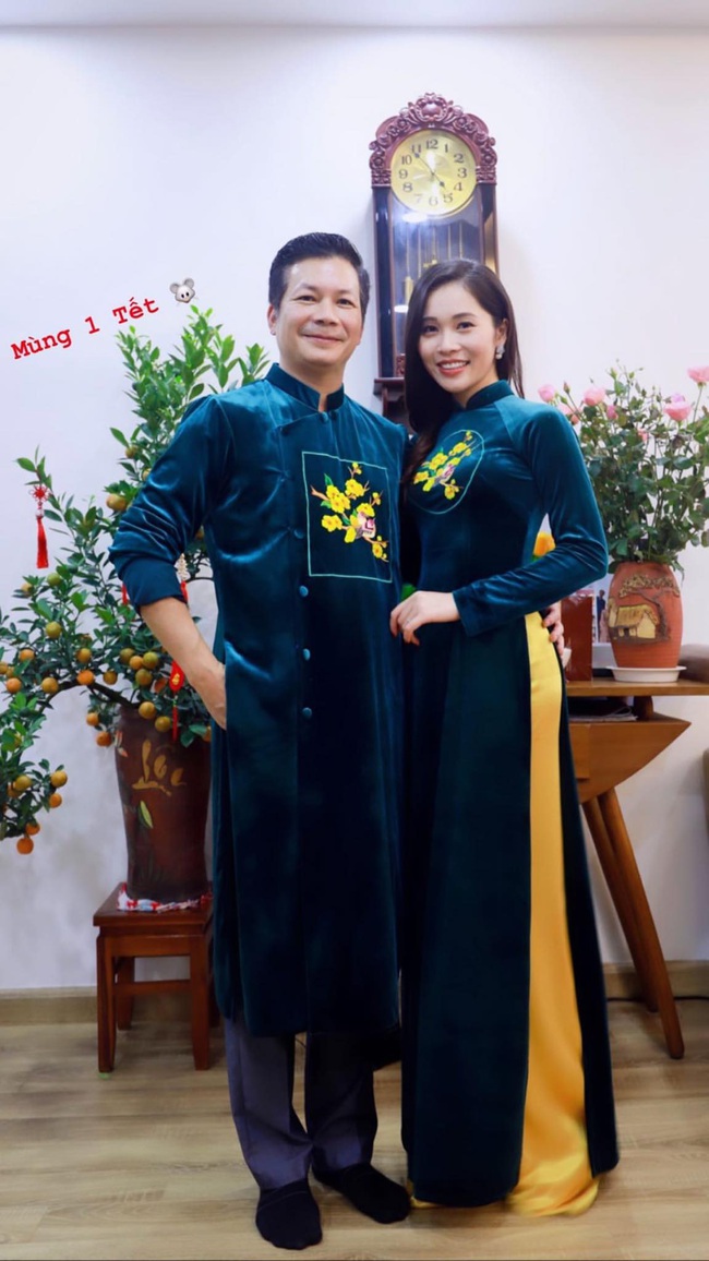 Ngày đầu năm của các hot family: Vợ chồng Shark Hưng diện áo dài đôi đi chúc Tết, bé Myla xúng xính áo dài du xuân cùng bố mẹ - Ảnh 1.