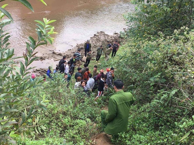 Lào Cai: Phát hiện một thi thể nữ giới vùi bên bờ suối thò một cánh tay khỏi mặt đất - Ảnh 2.