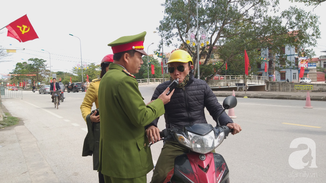 Ninh Bình: Chồng chót uống ly bia bị tạm giữ xe máy, phải thuê xe cho vợ con về - Ảnh 12.