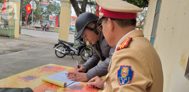 Ninh Bình: Chồng chót uống ly bia bị tạm giữ xe máy, phải thuê xe cho vợ con về - Ảnh 16.