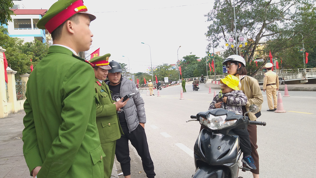 Ninh Bình: Chồng chót uống ly bia bị tạm giữ xe máy, phải thuê xe cho vợ con về - Ảnh 9.