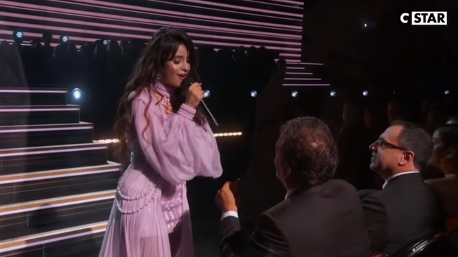 Grammy 2020: Camila Cabello ôm bố òa khóc, Ariana Grande mang cả giường ngủ &quot;siêu to khổng lồ&quot; lên sân khấu - Ảnh 4.