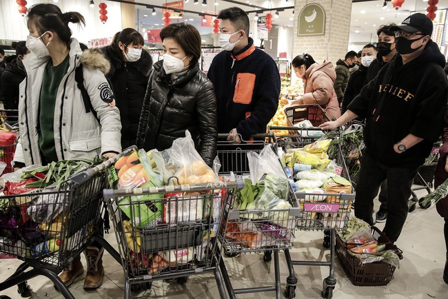 “Ngồi trên đống lửa” giữa dịch virus corona: Người đem vợ con bỏ nhà lánh nạn, người điên cuồng tích trữ đồ nhưng trên hết là nỗi sợ sau kỳ nghỉ Tết - Ảnh 4. “Ngồi trên đống lửa” giữa dịch virus corona: Người đem vợ con bỏ nhà lánh nạn, người điên cuồng tích trữ đồ nhưng trên hết là nỗi sợ sau kỳ nghỉ Tết - Ảnh 4.