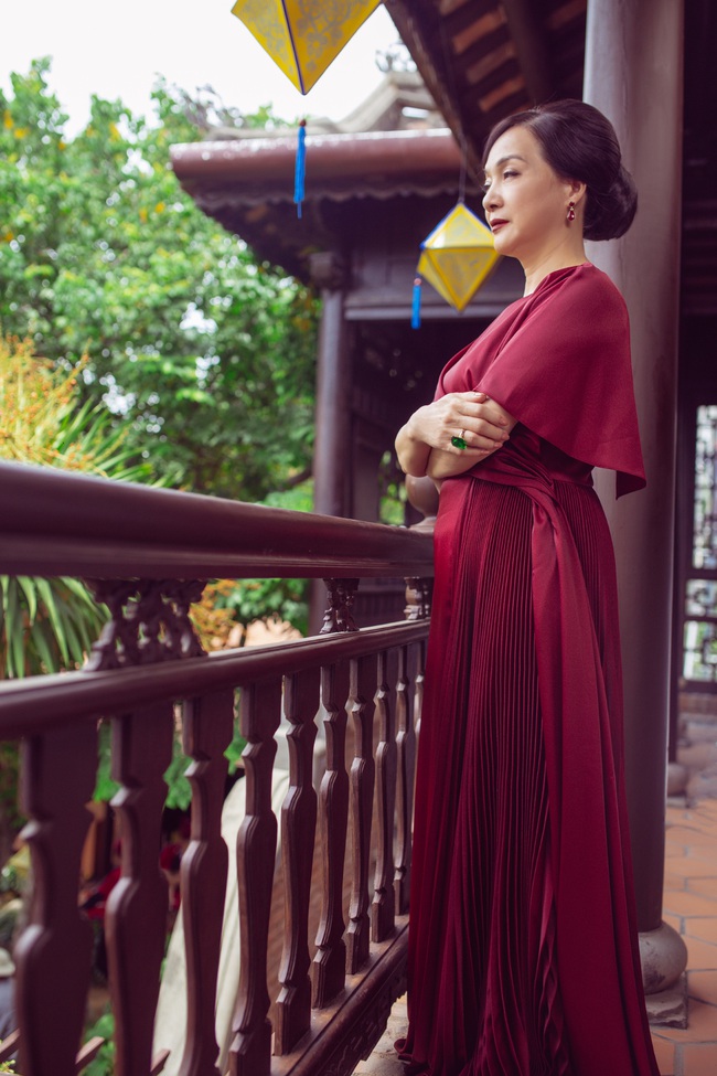 &quot;Gái già lắm chiêu 3&quot;: Ninh Dương Lan Ngọc được may riêng 100 bộ trang phục tiền tỷ cho vai con dâu siêu giàu  - Ảnh 7.