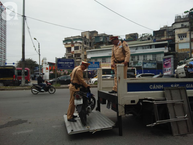 Hà Nội: Sau khi kiểm tra nồng độ cồn, người phụ nữ đề nghị cảnh sát lau hộ son dính vào ống thổi - Ảnh 6.