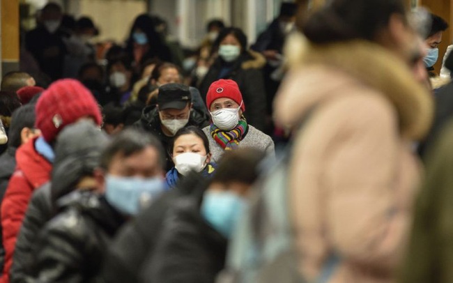 “Ngồi trên đống lửa” giữa dịch virus corona: Người đem vợ con bỏ nhà lánh nạn, người điên cuồng tích trữ đồ nhưng trên hết là nỗi sợ sau kỳ nghỉ Tết - Ảnh 1. “Ngồi trên đống lửa” giữa dịch virus corona: Người đem vợ con bỏ nhà lánh nạn, người điên cuồng tích trữ đồ nhưng trên hết là nỗi sợ sau kỳ nghỉ Tết - Ảnh 1.