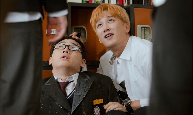 Hết làm &quot;Phó chủ tịch&quot;, Park Seo Joon &quot;trẻ hóa&quot; làm nam sinh đầu gấu, tạt sữa lên người bạn vì thấy ngứa mắt - Ảnh 3.