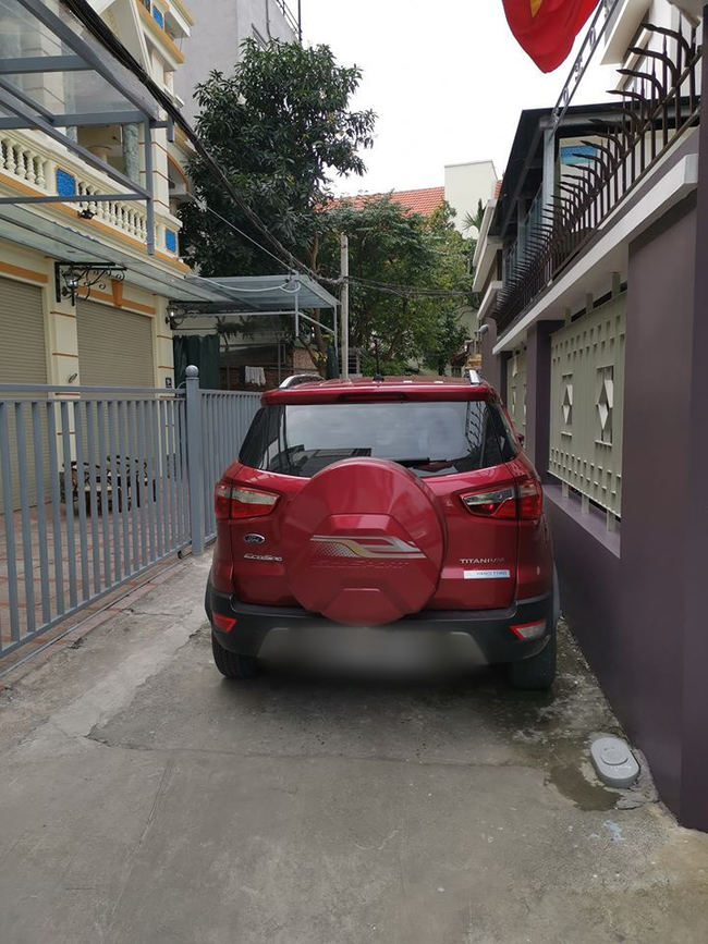 Đỗ xe giữa ng&otilde;, xong việc quay lại t&agrave;i xế "to&aacute;t mồ h&ocirc;i" khi đọc được nội dung mảnh giấy d&aacute;n tr&ecirc;n xe - Ảnh 1.