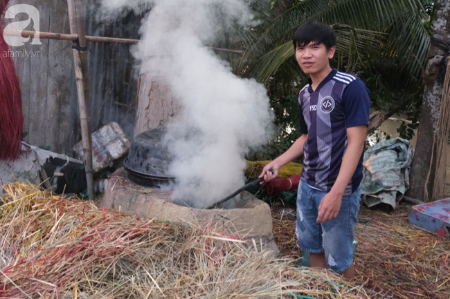 Có một ngôi làng miền Tây ‘kỳ lạ’, nơi phụ nữ nào cũng mang bàn tay đủ màu và nụ cười hiền vương mùi khói nhuộm - Ảnh 6.