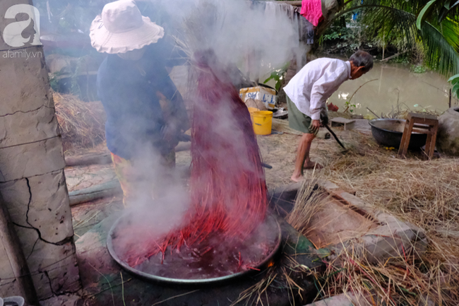 Có một ngôi làng miền Tây ‘kỳ lạ’, nơi phụ nữ nào cũng mang bàn tay đủ màu và nụ cười hiền vương mùi khói nhuộm - Ảnh 7.